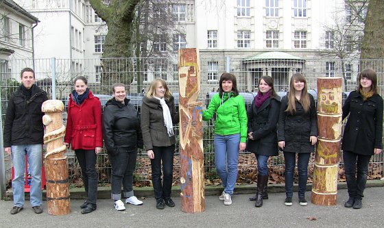 Schüler mit Skulpturen